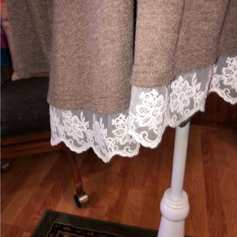 WEKILI SIZE 1X BROWN LONG SLEEVE TOP WITH LACE SKIRT WORN ONCE VERY COMFY - Picture 4 of 4